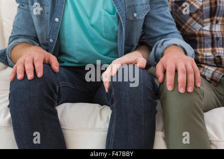 Homosexuelle Paare auf sofa Stockfoto
