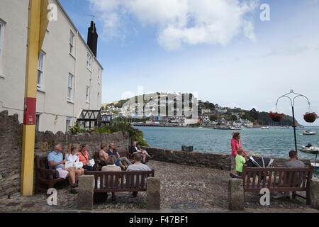 Menschen essen Fisch & Chips auf Bayard Bucht in Richtung Kingswear Blick über den Fluss Dart, Dartmouth, Devon, England, UK Stockfoto