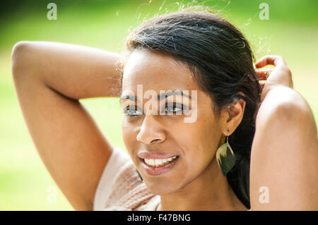 FRAU IM FREIEN Stockfoto