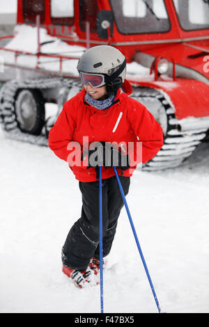 Ein Junge im Winterurlaub, Schweden. Stockfoto