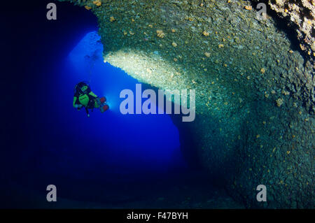 Billinghurst Cave und Scuba Diver, Gozo, Malta, Süd-Europa, Mediterranean Sea Stockfoto