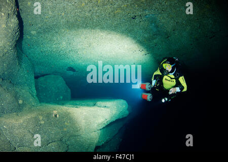 Billinghurst Cave und Scuba Diver, Gozo, Malta, Süd-Europa, Mediterranean Sea Stockfoto