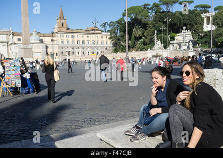 Junge Italienerinnen am Platz Piazza del Popolo, Rom, Italien Stockfoto