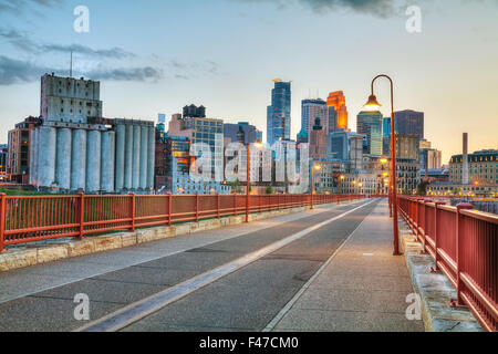 Die Innenstadt von Minneapolis, Minnesota in der Nacht Stockfoto