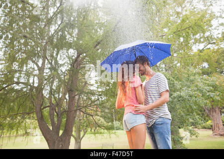 Süßes Paar umarmt unter dem Dach Stockfoto