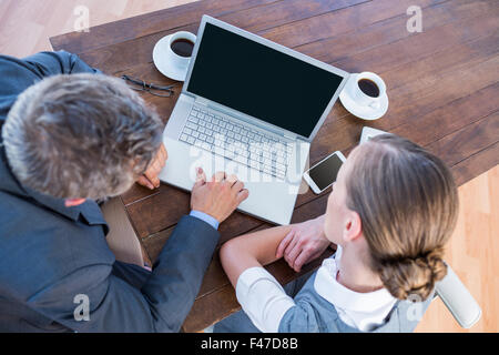 Geschäftsleute auf Laptop-computer Stockfoto