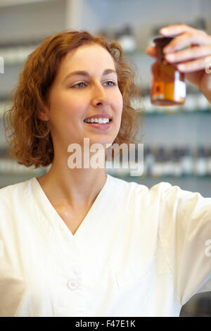 Ein Blick auf Calciumchlorid in Apotheke Apotheker Stockfoto