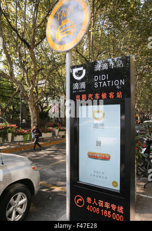 Shanghai. 15. Oktober 2015. Foto aufgenommen am 15. Oktober 2015 zeigt eine Didi-Station von Didi Kuaidi, Auto Dienst Uber großen Rivalen in China, in Ost-China Shanghai Municipality. Shanghai startete eine Reihe von Didi Stationen am 14. Oktober im Rahmen eines Angebots, ältere Menschen, die Fahrt hagelt Dienstleistungen genießen zu helfen. Shanghais Verkehrsbehörde erteilt Chinas erste Lizenz für eine Fahrt hagelt Plattform, Didi Kuaidi am 8. Okt. ausführen. © Pei Xin/Xinhua/Alamy Live-Nachrichten Stockfoto