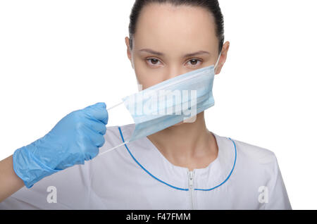 Arzt legt auf oder zieht seine Maske Stockfoto