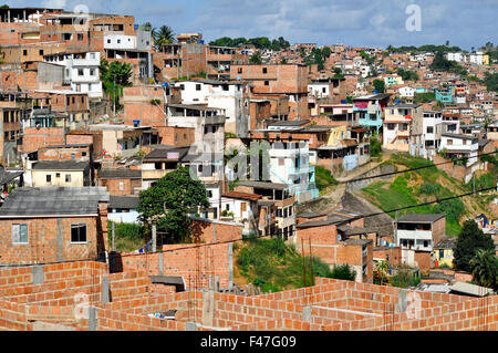Favela: SUEDAMERIKA, BRASILIEN, SALVADOR DA BAHIA, 24.04.2010: Blick Auf Die Favela Sáo Caetano. Stockfoto