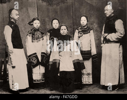 Mode aus dem 19. Jahrhundert im Museum of History in Hongkong, China, mit traditionellen Kleidungsstücken und Frisuren aus der späten Qing-Dynastie Stockfoto