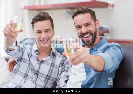 Homosexuelles Paar Männer Toasten mit einem Champagnerglas Stockfoto
