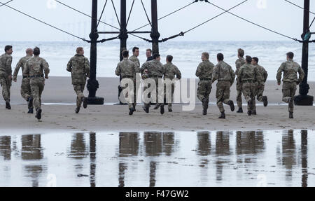 Soldaten trainieren am Strand von Saltburn am Meer, North Yorkshire, England. Großbritannien Stockfoto