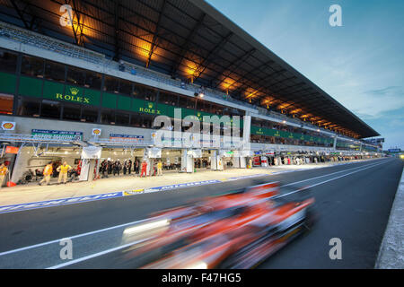 Die Boxengasse am 24-Stunden-Rennen von Le Mans Stockfoto