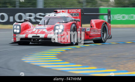 Porsche 919 Hybrid (#17) des Porsche-Teams (GER) mit Timo Bernhard (GER), Mark Webber (AUS), Brendon Hartley (NZL) Stockfoto