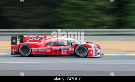 Porsche 919 Hybrid (#17) des Porsche-Teams (GER) mit Timo Bernhard (GER), Mark Webber (AUS), Brendon Hartley (NZL) Stockfoto