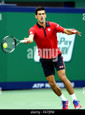 Shanghai, China. 15. Oktober 2015. Novak Djokovic Serbien trifft eine Rückkehr zur Feliciano Lopez aus Spanien während ihre Männer-Einzel-Match beim Shanghai Masters-Tennisturnier in Shanghai, Ost-China, am 15. Oktober 2015. Djokovic gewann 2: 0. Bildnachweis: Fan Jun/Xinhua/Alamy Live-Nachrichten Stockfoto