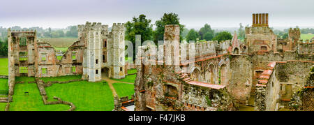 Die Ruinen des 16. Jahrhunderts Cowdray House. Im Jahre 1793 zerstört durch Feuer weitgehend. Midhurst, West Sussex, England. Stockfoto