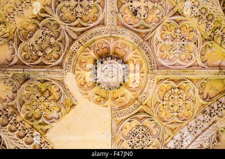 Überlebende verzierte Decken in den Ruinen des 16. Jahrhunderts Cowdray Haus weitgehend durch einen Brand im Jahre 1793 zerstört. Midhurst, West Sussex, England. Stockfoto