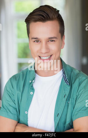 Stehen gut aussehender Mann in die Kamera schaut Stockfoto