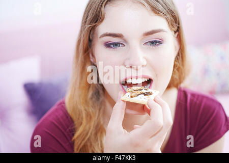 FRAU ESSEN INSEKTEN Stockfoto