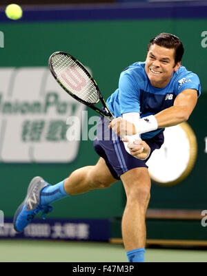 Shanghai, China. 15. Oktober 2015. Milos Raonic of Canada trifft eine Rückkehr zu Rafael Nadal aus Spanien während ihre Männer-Einzel-Match beim Shanghai Masters-Tennisturnier in Shanghai, Ost-China, am 15. Oktober 2015. Bildnachweis: Fan Jun/Xinhua/Alamy Live-Nachrichten Stockfoto