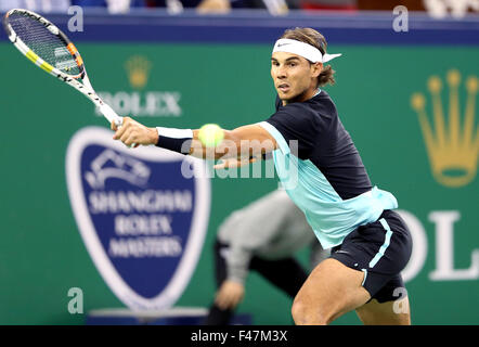 Shanghai, China. 15. Oktober 2015. Rafael Nadal aus Spanien trifft eine Rückkehr nach Milos Raonic von Kanada während ihre Männer-Einzel-Match beim Shanghai Masters-Tennisturnier in Shanghai, Ost-China, am 15. Oktober 2015. Bildnachweis: Fan Jun/Xinhua/Alamy Live-Nachrichten Stockfoto