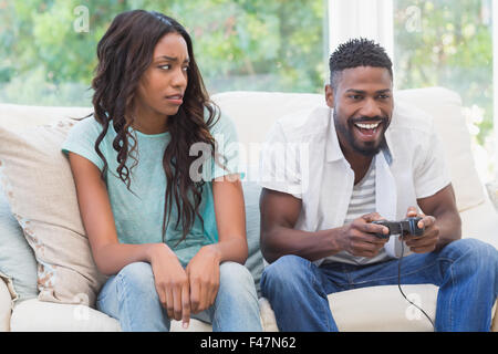 Verärgert Frau von Partner ignoriert Stockfoto