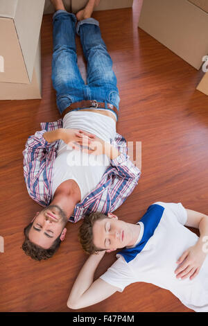 Niedliche homosexuelle Paare schlafen auf dem Holzboden Stockfoto