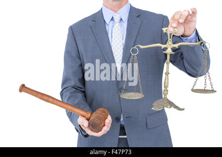 Geschäftsmann Holding Waage der Gerechtigkeit Stockfoto