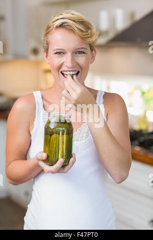 Eine schwangere Frau, die Gurken zu essen Stockfoto