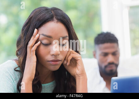 Verärgert Frau von Partner ignoriert Stockfoto