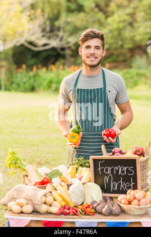 Hübscher Landwirt mit Paprika Stockfoto