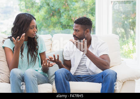Paar beim Argument auf der couch Stockfoto