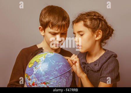 Teenager mit einem Blick auf einem Globus Mädchen Mädchen öffnete den Mund Stockfoto