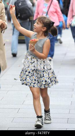 Myleene Klass nimmt ihre Tochter Ava, während unterwegs in London mit einem Eis zu kaufen: Ava Bailey Quinn wo: London, Vereinigtes Königreich bei: 14. August 2015 Stockfoto