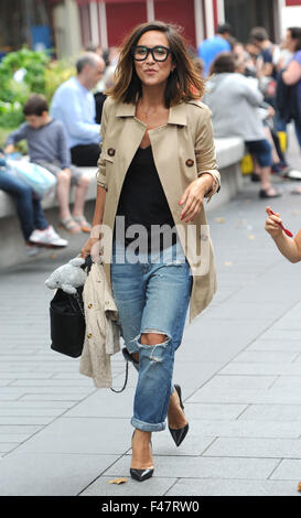Myleene Klass nimmt ihre Tochter Ava, während unterwegs in London mit einem Eis zu kaufen: Myleene Klass wo: London, Vereinigtes Königreich bei: 14. August 2015 Stockfoto