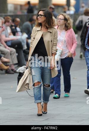 Myleene Klass nimmt ihre Tochter Ava, während unterwegs in London mit einem Eis zu kaufen: Myleene Klass wo: London, Vereinigtes Königreich bei: 14. August 2015 Stockfoto