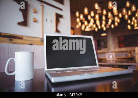 Laptop auf einem Holztisch Stockfoto