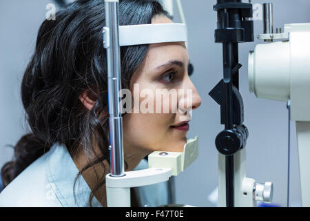 Patientin von Optiker geprüft Stockfoto