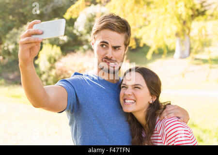 Süßes Paar Selfie im Park zu tun Stockfoto