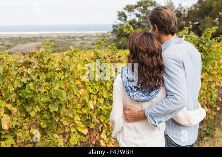 Süßes Paar posieren vor Weinberg Stockfoto