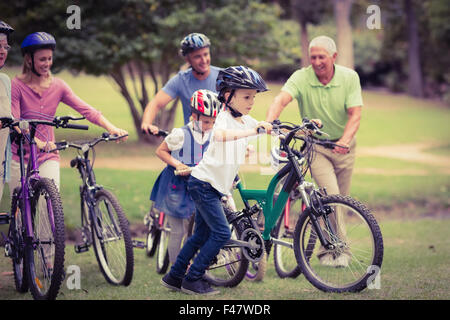 Glückliche Familie auf ihr Fahrrad im park Stockfoto