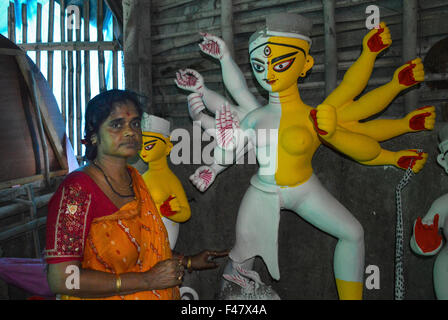 Kolkata, Indien. 15. Oktober 2015. Ein Transgender Durga Idol. Zum ersten Mal in der Geschichte der Durga Puja, werden Menschen anbeten eine Transgender-Durga-Idol wurde inspiriert von Shivas Ardhanarishvara (halb Mensch, halb Frau) Avatar (eine androgyne Form von Shiva und Parvati) – ein Versuch, die marginalisierten Transgender-Community in der Puja feiern aufzunehmen. © Davide Fracassi/Pacific Press/Alamy Live-Nachrichten Stockfoto