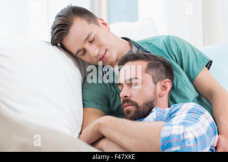 Homosexuelles Paar Männer schlafen auf dem sofa Stockfoto