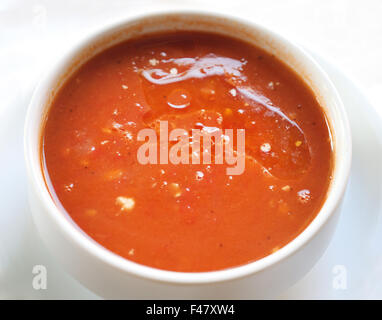 Leckere Tomatensuppe in einer Platte ist fotografierten Nahaufnahme Stockfoto
