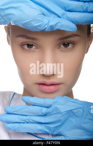 Gesicht der jungen Frau bedeckt Hände Stockfoto