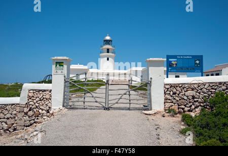 Der Leuchtturm am Cap Cavalleria gegen einen klaren, blauen Sommerhimmel an der nordöstlichen Spitze von Menorca Spanien Stockfoto