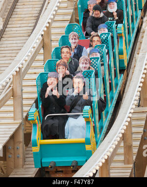 Dreamland, Margate, Kent, UK. 15. Oktober 2015. Tag für die malerischen Holzeisenbahn Achterbahn im Traumland Vergnügungspark, Personal tragen nur Narren & Pferde Masken genießen die Fahrt zu starten. Bildnachweis: Tony Watson/Alamy Live-Nachrichten Stockfoto