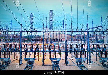 Kraftwerk für die Herstellung von Strom. Hot Shot vor Sonnenaufgang mit Kabel rot Stockfoto